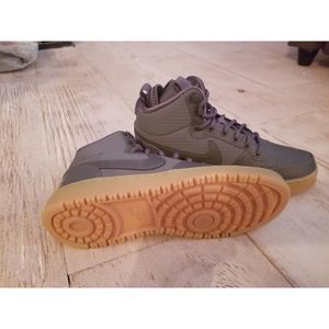 Nike Men's Size 7 Court Borough Mid Winter
